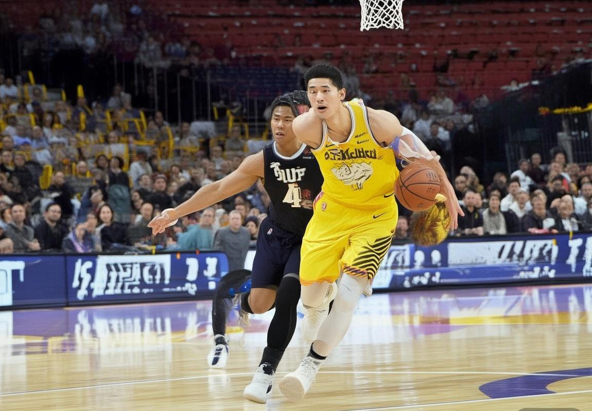 乔尔·恩比德：创纪录得分王，篮球艺术与团队领袖的完美结合